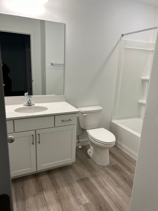 Building Photo - Charming Townhome