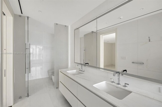 Building Photo - 300 Biscayne Blvd Way