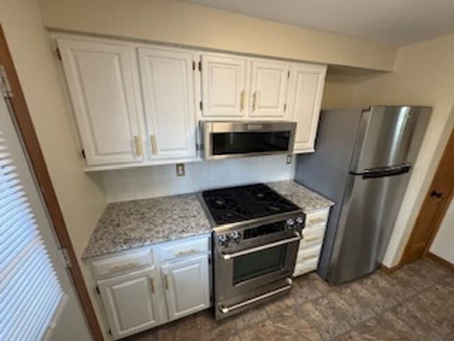 Building Photo - Charming 2BD/1BA Townhome in Burlington’s New North End