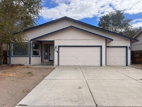 Building Photo - Large 4-bedroom home located in the Countr...