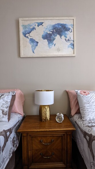 Building Photo - 902-904 W Locust St