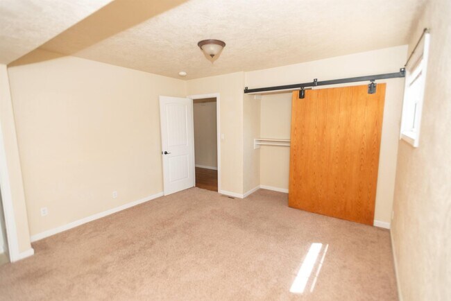 Building Photo - 307 N 3rd St