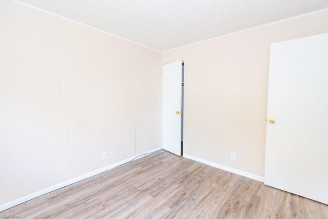 Building Photo - 211 Dalepark Dr