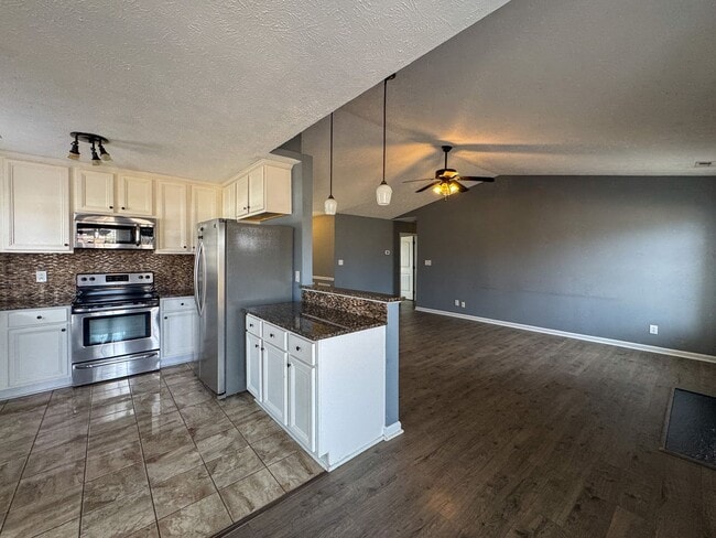 Building Photo - Charming 3 Bed 2 Bath Raeford Home with Fenced Backyard