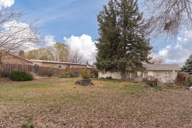 Building Photo - 4 Bedroom Home with Covered Parking & Fenced Backyard