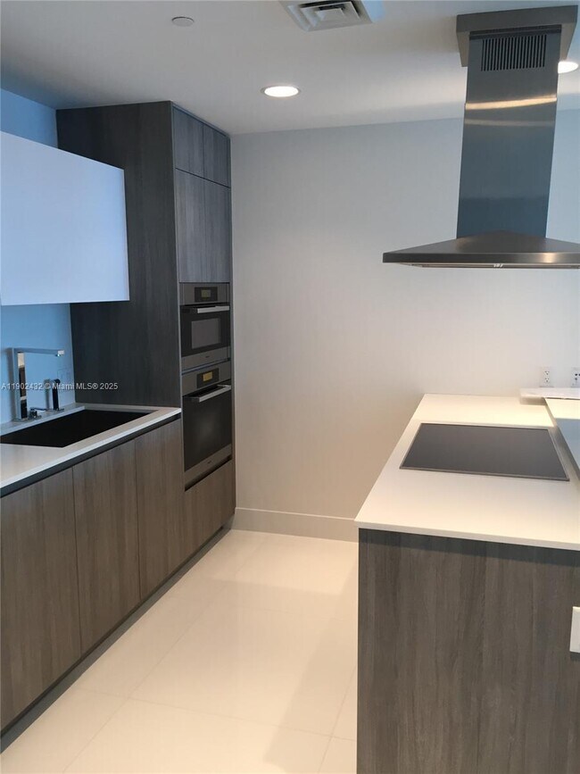 Building Photo - 350 Ocean Dr