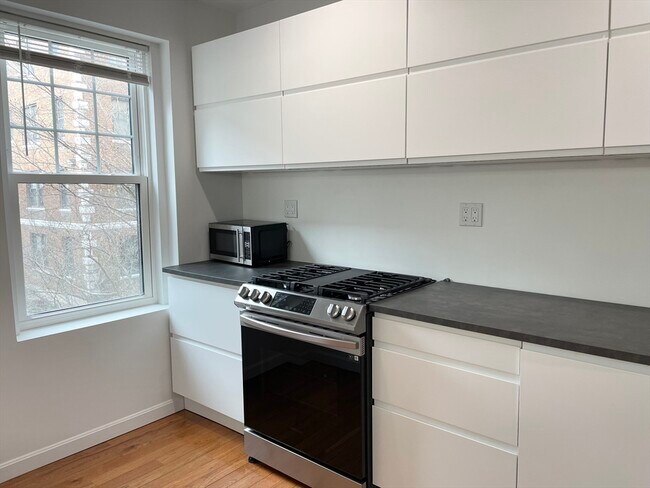 Building Photo - 64 Queensberry St