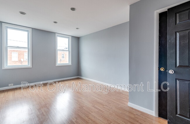 Building Photo - 320 S Newkirk St