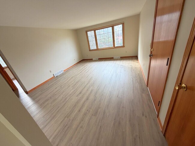 Primary Photo - 45 Oakridge Dr