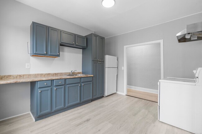 Primary Photo - 202 Mather St