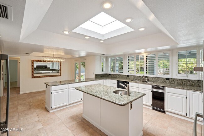 Building Photo - 7250 E Paradise Dr