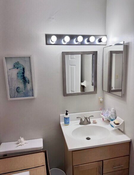 Master bathroom - 9601 9th View St