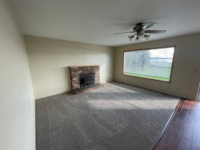 Building Photo - Adorable Single Story 2 Bedroom Home Right on the Water!