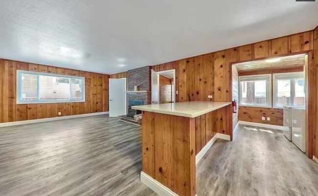 Building Photo - *LONG TERM RENTAL*