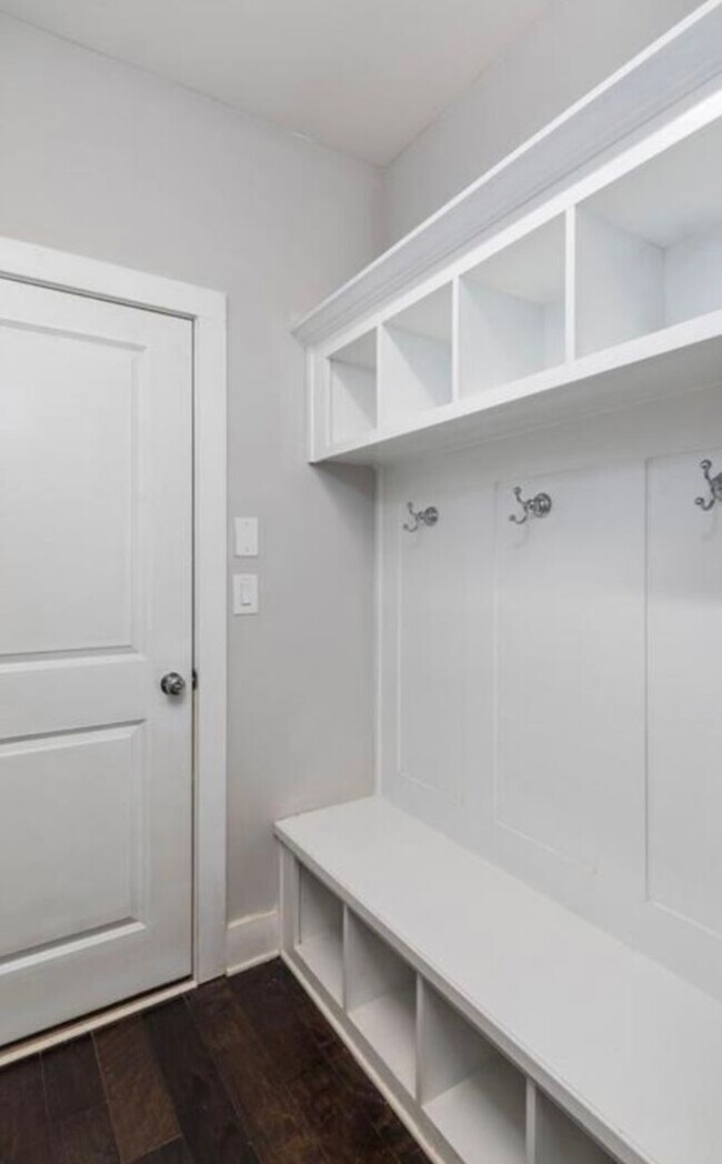 Building Photo - Beautiful Townhome in Doraville - Gated Community!
