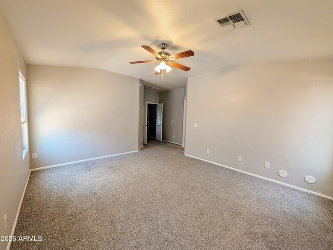 Building Photo - 738 E Saddle Way