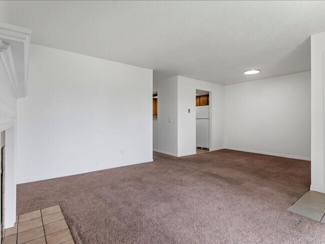 Building Photo - SANDY  2 BED 2 BATH CONDO, small pet OK