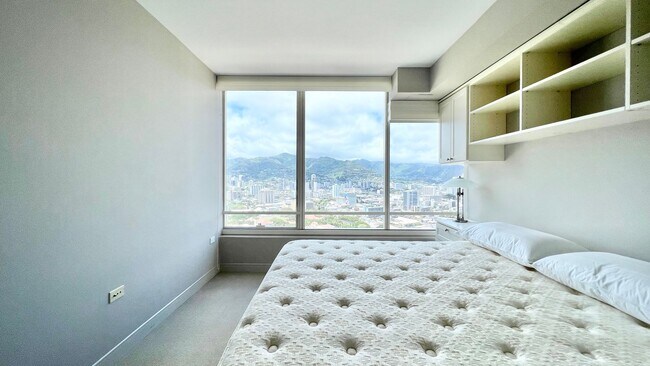 Building Photo - 2 BEDROOM HIGH FLOOR UNIT IN KAKAAKO