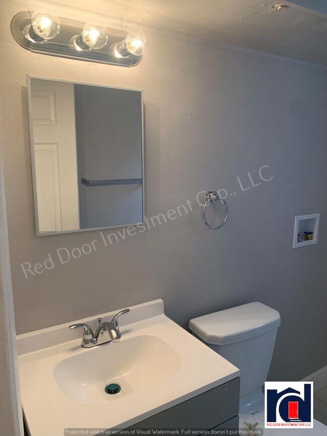 Building Photo - 2 Bedroom 1.5 Bath in the Heart of Downtown Deland~Available Now~