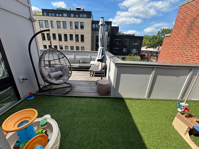 Building Photo - Dupont Circle Beauty with PARKING