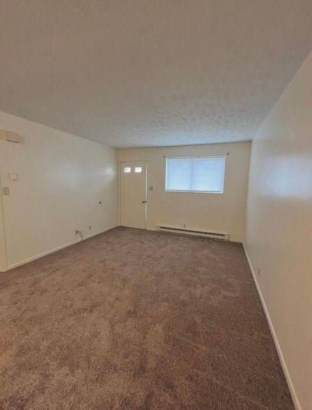 Building Photo - 400 W 7th St