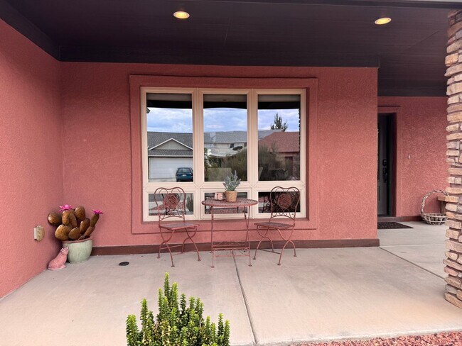 Building Photo - Stylish One-Story FULLY FURNISHED 3Bed, 2B...