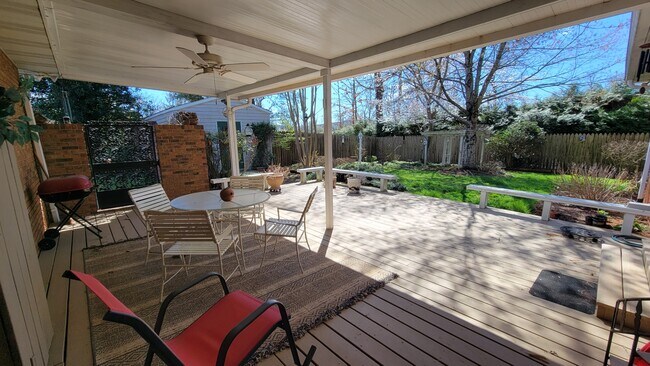 Building Photo - 1041 Carousel Ln