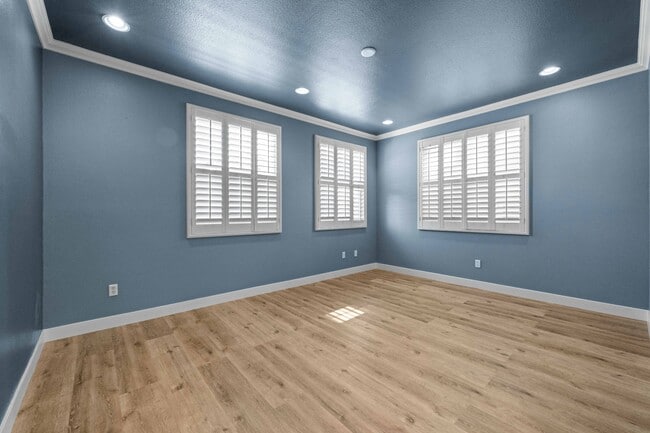 Building Photo - 9204 S Nobel Way