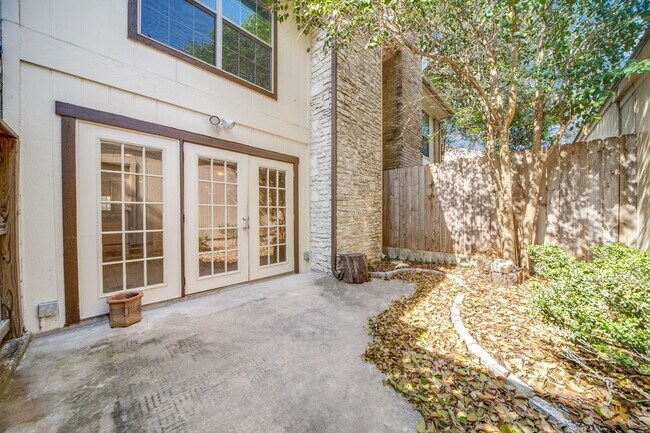 Building Photo - 2 Bedroom/2.5 Bath Bent Oak Subdivision