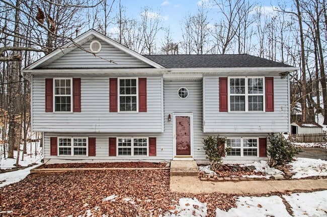 Building Photo - AVAILABLE NOW-3 Bedroom Split foyer in Stafford