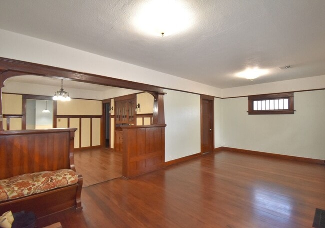 Building Photo - Beautiful Unique Home in Downtown Lebanon!