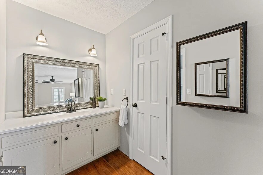 Building Photo - 220 Hollyridge Dr