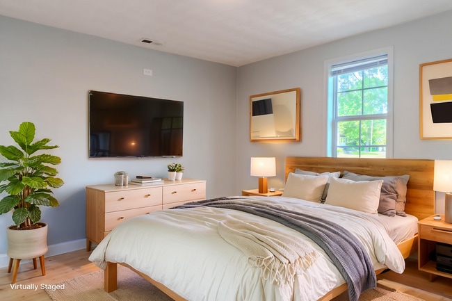 Building Photo - Charming Portsmouth Home with Spacious Backyard