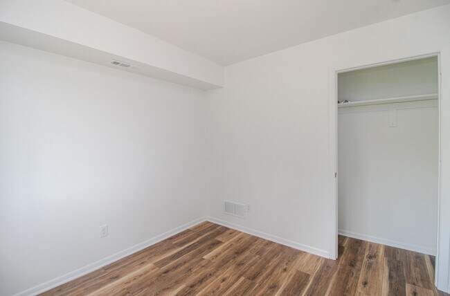 Building Photo - 1410 S River Rd