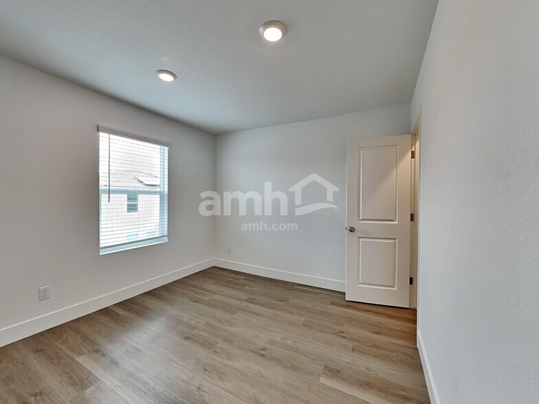 Building Photo - 5848 Vaes Dothrak St