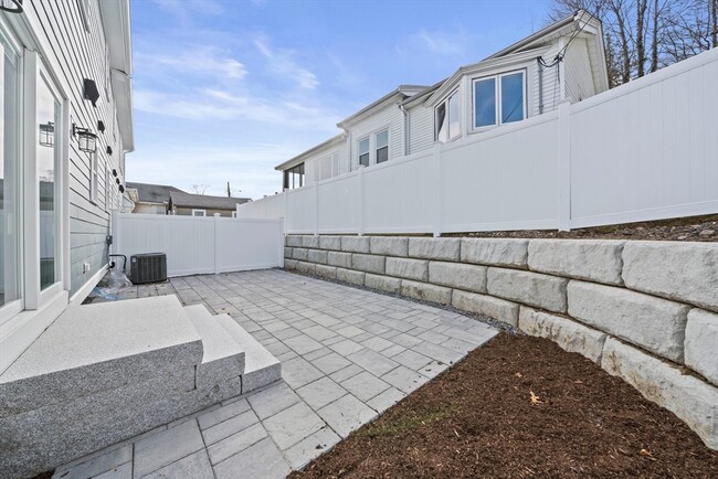 Building Photo - 473 Newport Ave