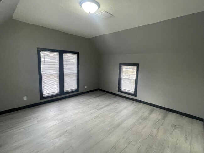 Building Photo - 952 Elmwood Ave
