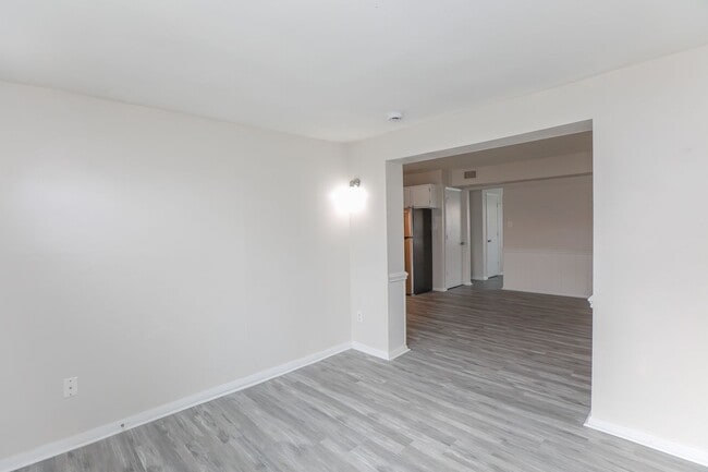 Building Photo - Bright, Updated & Prime Location!