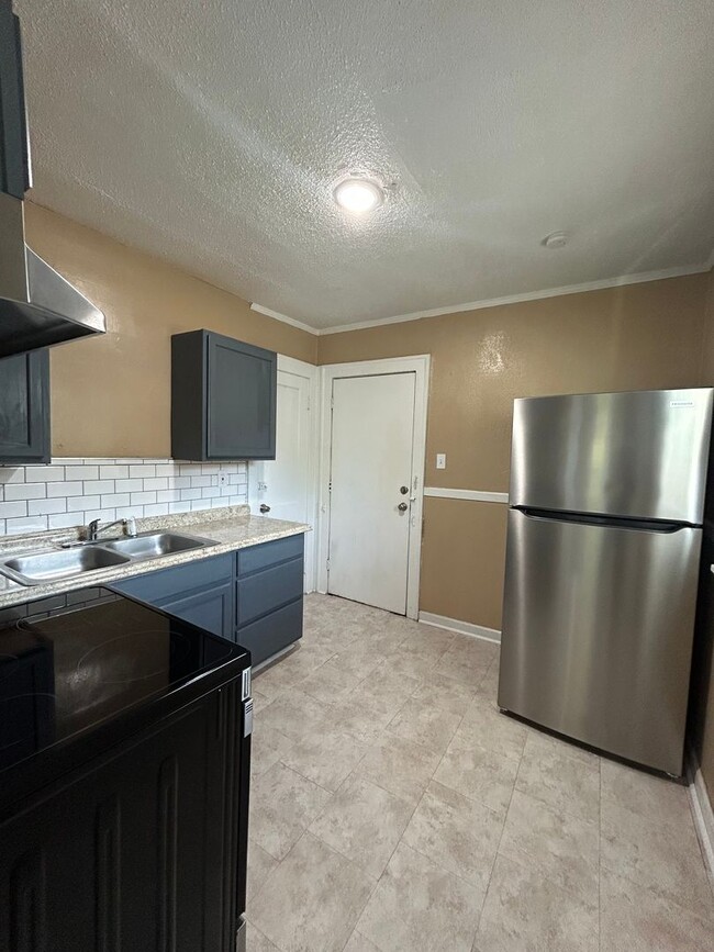 Building Photo - Coming Soon!! 2 Bed 1 Bath House!! $1063.00