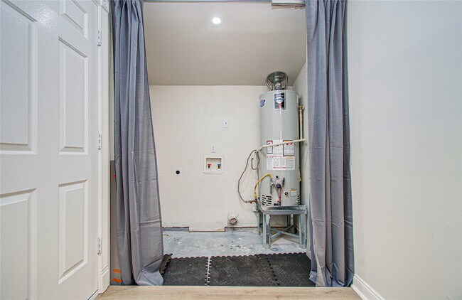 Building Photo - 5926 Ettrick Dr