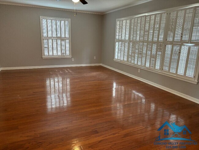 Building Photo - 2661 Oxford Ave