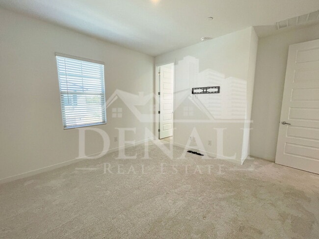 Building Photo - 784 S Hawk Ln