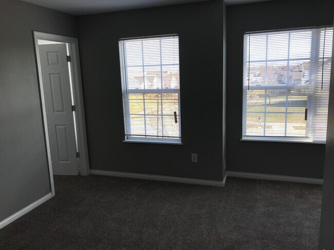Building Photo - Greenfield - 4 Bedroom