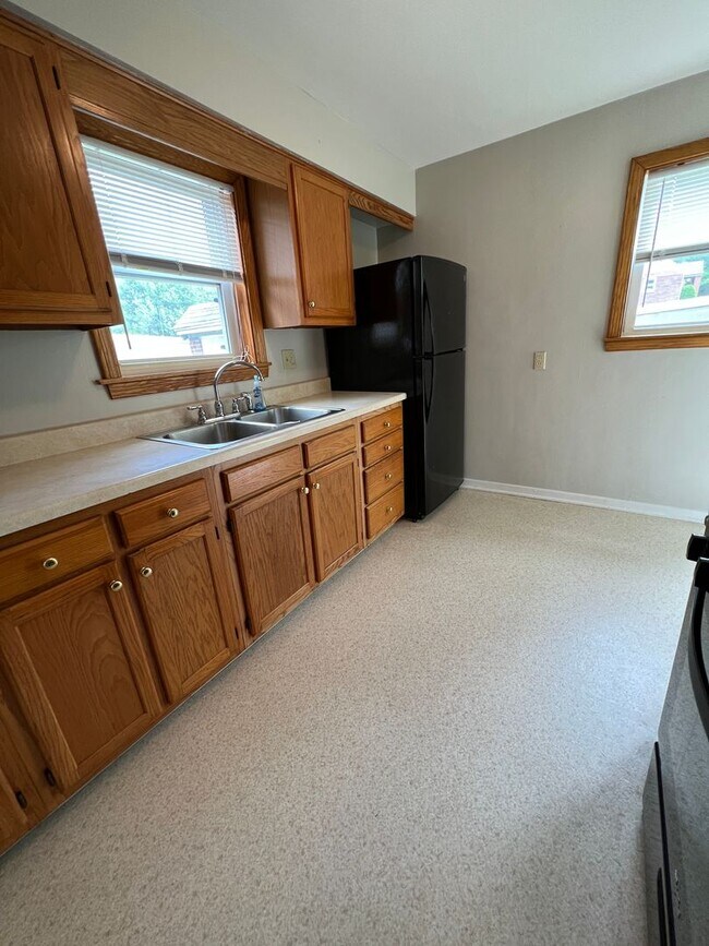 Building Photo - 1257 W 6th St