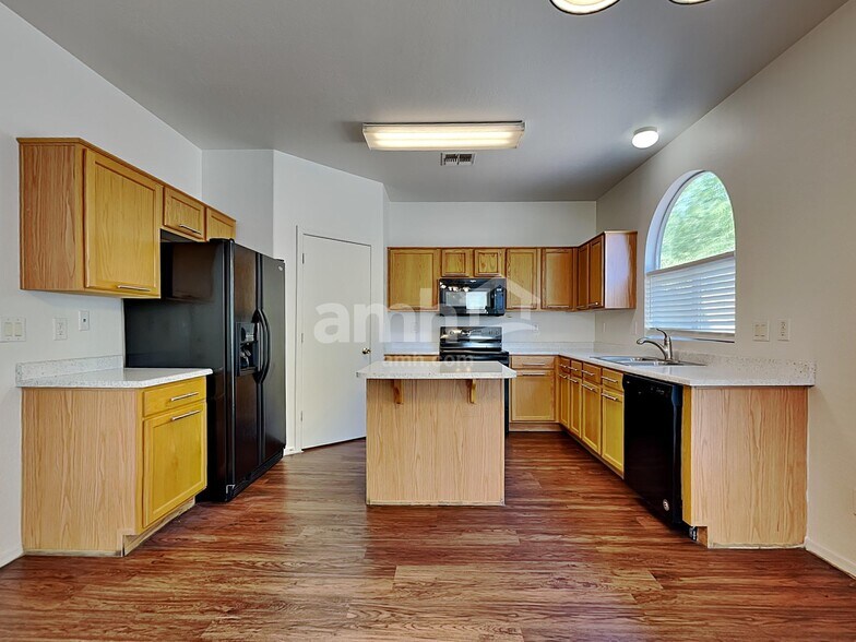Building Photo - 2653 S 89th Dr