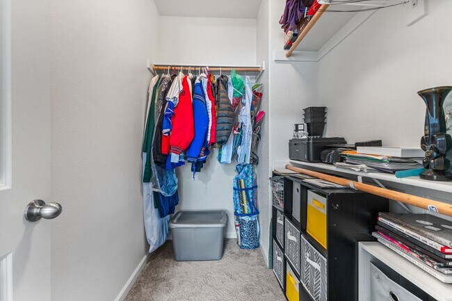 Building Photo - 5-bed, 3-bath Home in Scenic West Salem