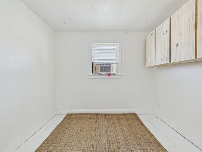 Building Photo - 2 bed 1 bath - Beautiful Outdoor Living