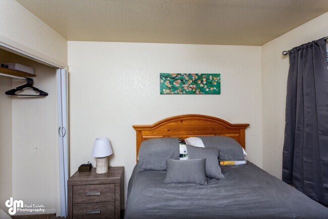 Building Photo - 76th Ave Duplex