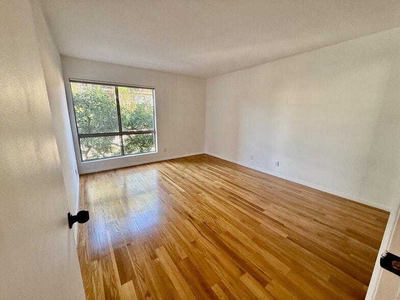 Building Photo - 5600 Kensington Way