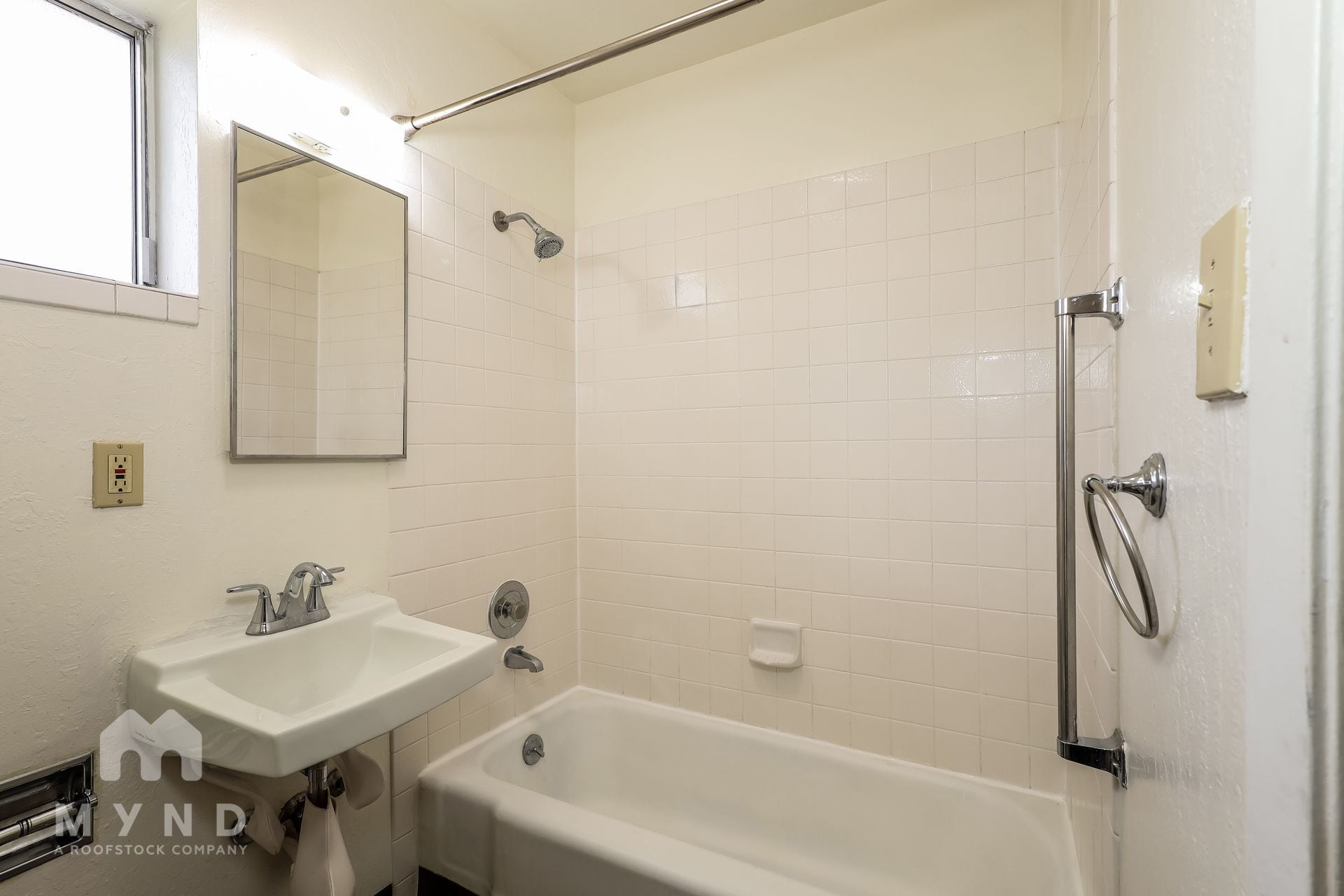 Building Photo - 1574 W 7th St